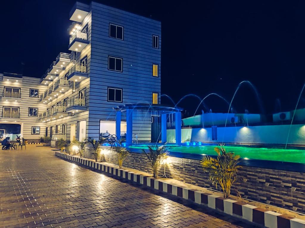 Bazén v ubytování The Triton Beach Resort nebo v jeho okolí
