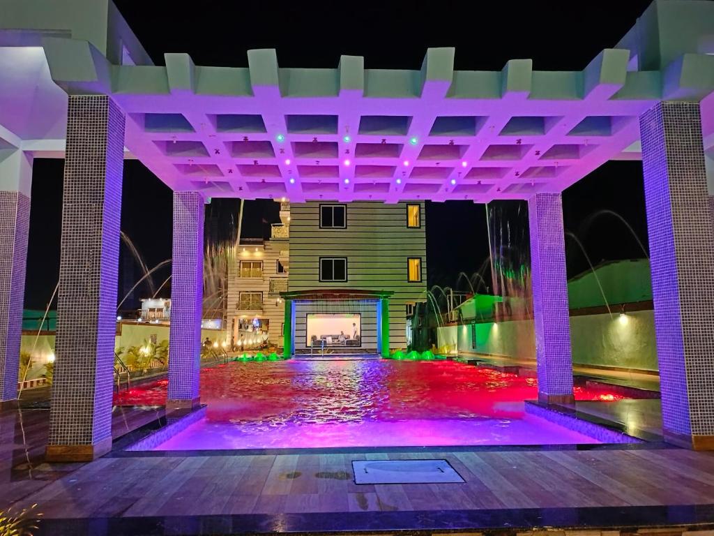 Bazén v ubytování The Triton Beach Resort nebo v jeho okolí