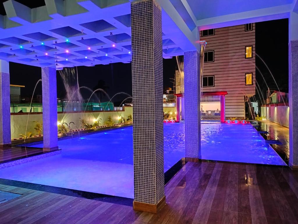 Bazén v ubytování The Triton Beach Resort nebo v jeho okolí