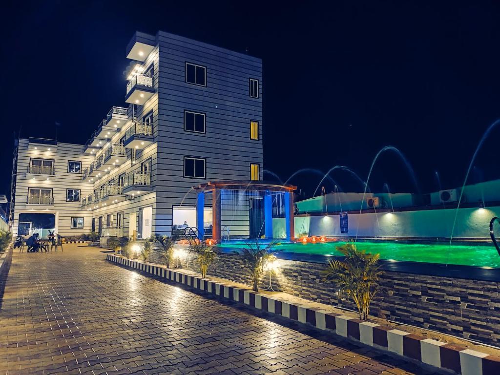 Bazén v ubytování The Triton Beach Resort nebo v jeho okolí