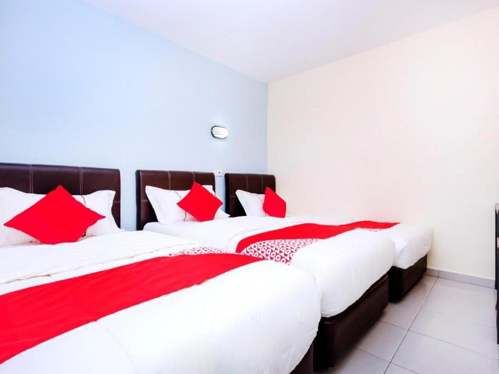 Postel nebo postele na pokoji v ubytování EG Hotel, Setia Tropika, JB