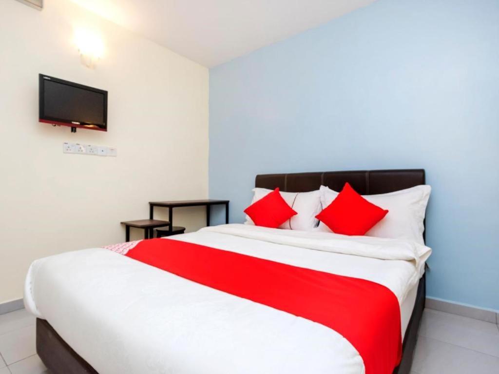 Postel nebo postele na pokoji v ubytování EG Hotel, Setia Tropika, JB