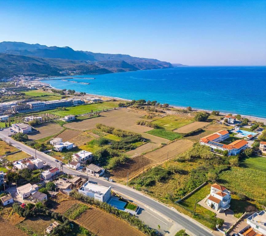 uma vista aérea de uma cidade junto ao oceano em Achatis Apartments with sea view em Kolymvari