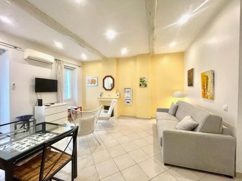 un salon avec un canapé et une table dans l'établissement Mont Chevalier by Welcome to Cannes, à Cannes