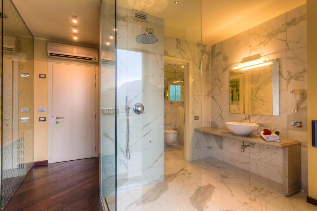 Koupelna v ubytování Garda Suite Hotel - Tonelli Hotels