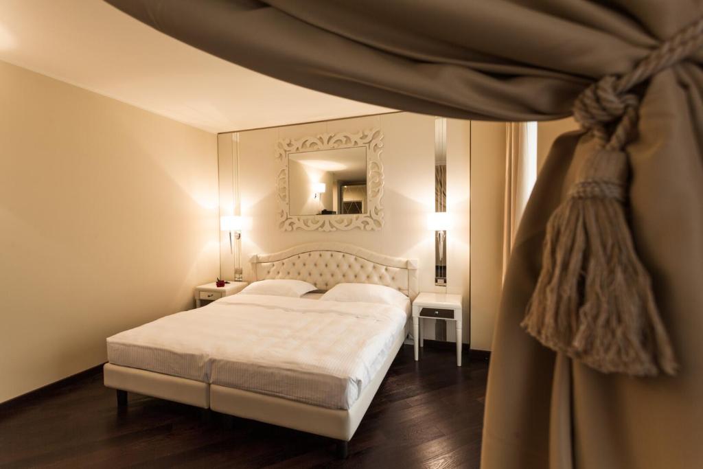 Postel nebo postele na pokoji v ubytování Garda Suite Hotel - Tonelli Hotels
