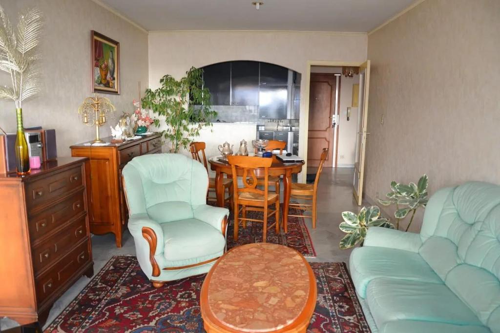 un salon avec un canapé et une table dans l'établissement Appartement confortable à Ajaccio avec balcon, à Ajaccio