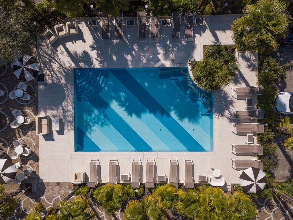 Bazén v ubytování Garda Suite Hotel - Tonelli Hotels nebo v jeho okolí