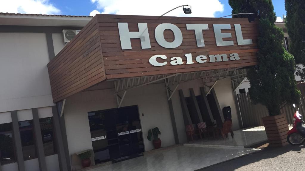 a hotel calisan sign on the front of a building at Hotel Calema in Capitão Leônidas Marques