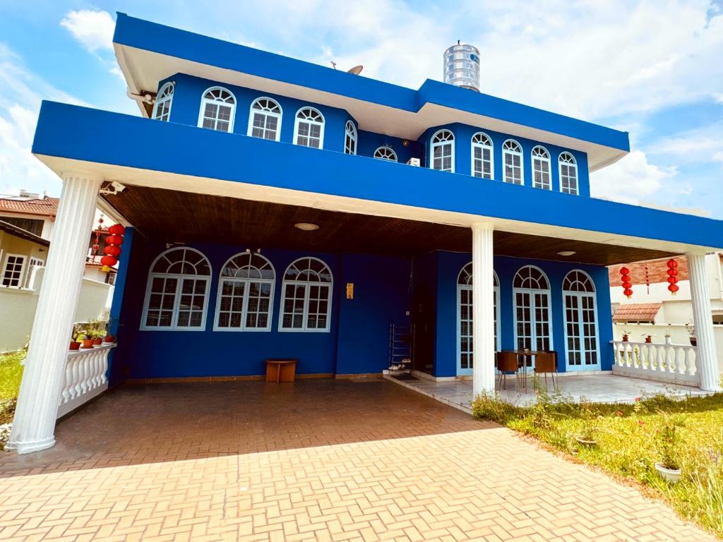 a blue building with white columns at 吉隆坡疯鱼民宿Crazy Fish Homestay KL in Petaling Jaya