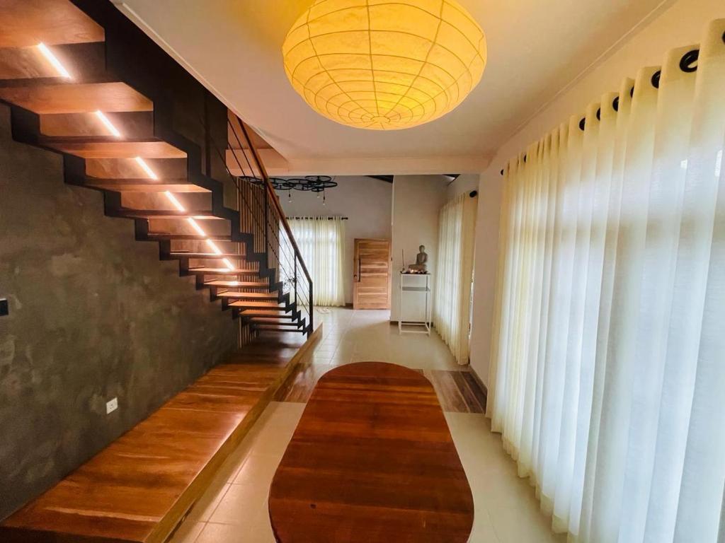 バドゥッラにある1818 Badullaのウッドフロアの階段付きの廊下