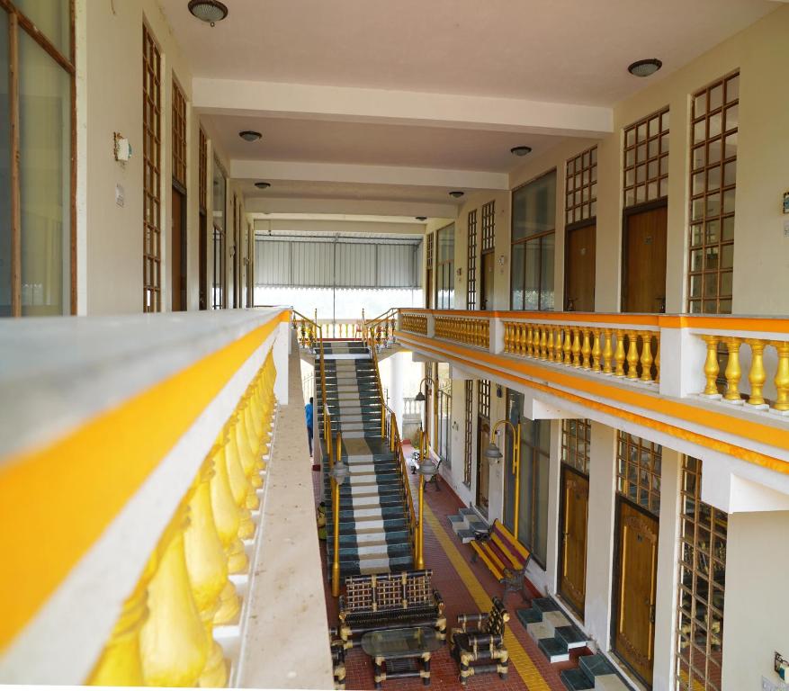 un pasillo vacío de una biblioteca con escaleras dentro en Xen Icon Heritage - Bakkhali, en Bakkhali