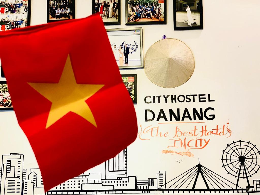 ein Plakat für die Stadt Darmstadt mit Flagge in der Unterkunft City Hostel Da Nang in Đà Nẵng