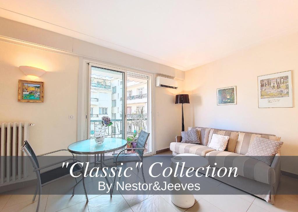 un salon avec un canapé et une table dans l'établissement Nestor&Jeeves - BAIETA - Balcony, à Nice