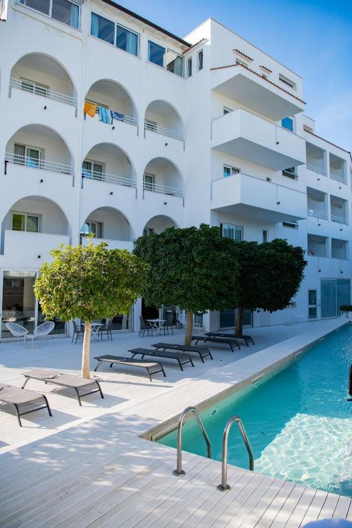 Bazén v ubytování White Hotel nebo v jeho okolí