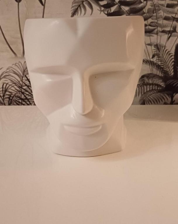 a white vase sitting on top of a table at casa vacanze relais in Fara San Martino