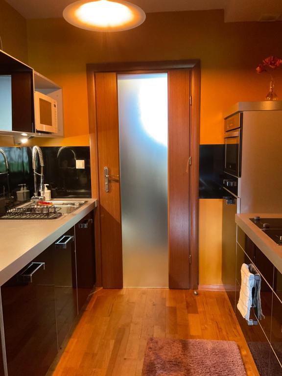 Kuchyňa alebo kuchynka v ubytovaní Apartament z widokiem na góry. Taras. Parking free