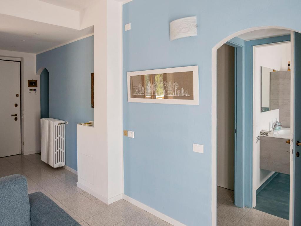 Habitación con pared azul y lavabo. en La Betulla - appartamento indipendente con vista, en Ballabio