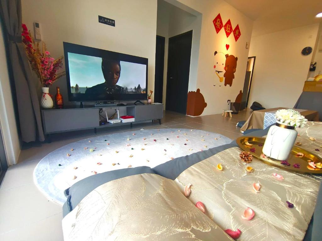 sala de estar con 1 cama con TV y flores en Cozy Netflix Relax Kepong Selayang MK15 D, en Kuala Lumpur