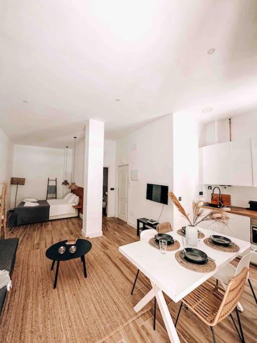 Una cocina o kitchenette en Nice studio in Lavapies, downtown Madrid