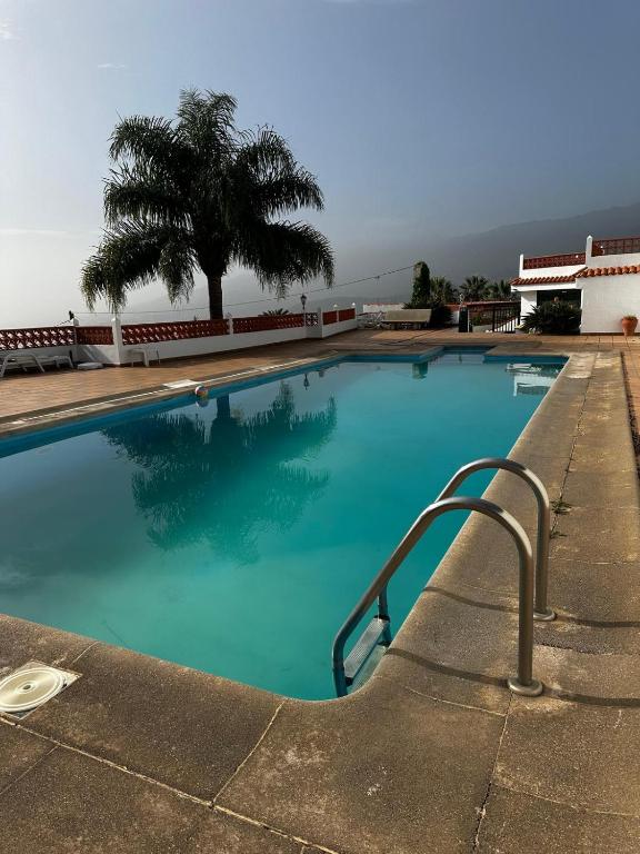 Bazén v ubytování APARTAMENTOS BALCON DEL SOL en Puntallana nebo v jeho okolí