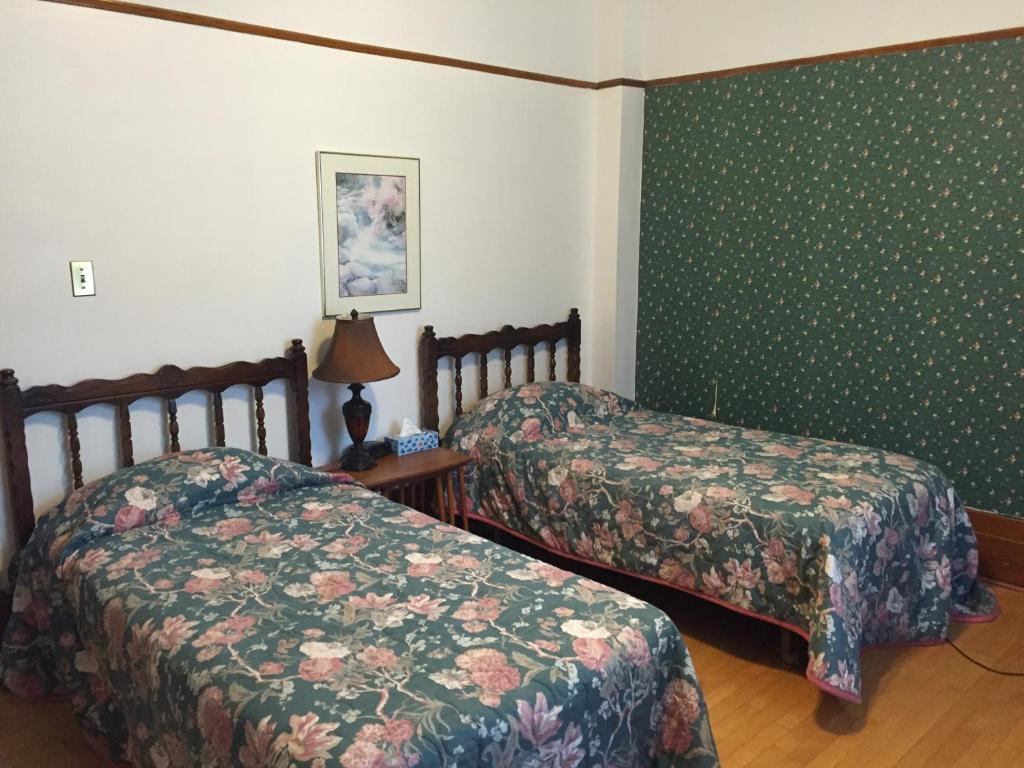 Postel nebo postele na pokoji v ubytování Le Petit Château Montebello B&B