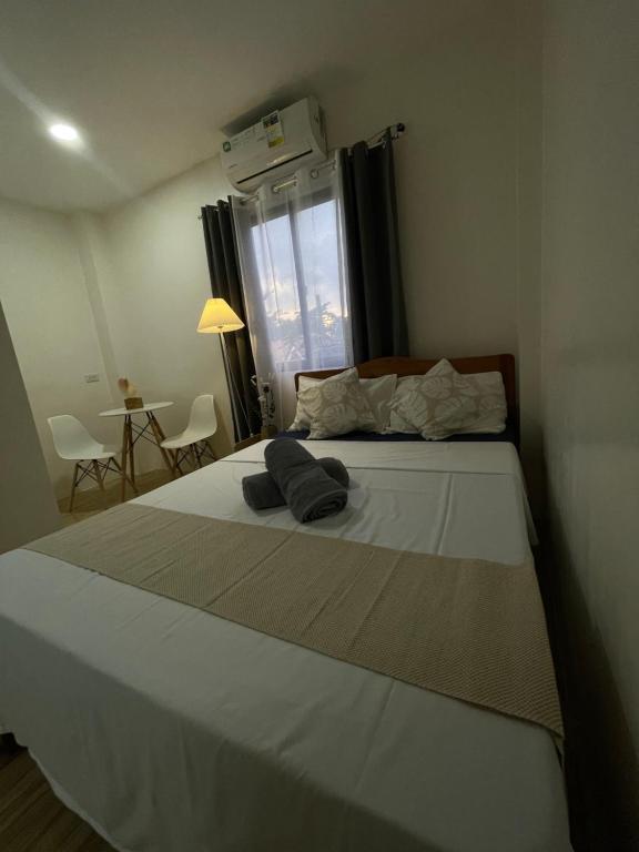 1 dormitorio con 1 cama con 2 toallas en Nice Place Puerto Princesa en Puerto Princesa