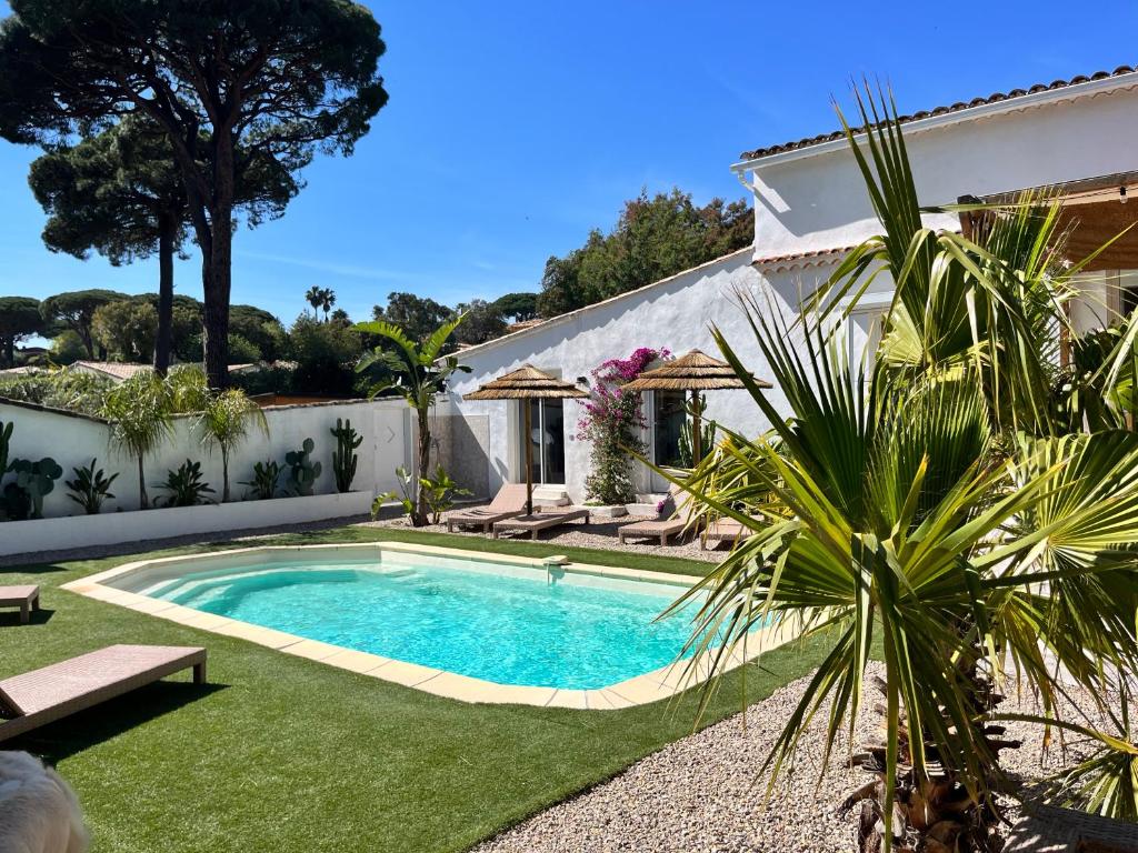 Bazén v ubytování La Villa les lauriers, 150 m de la mer, Grimaud, golfe de St Tropez nebo v jeho okolí