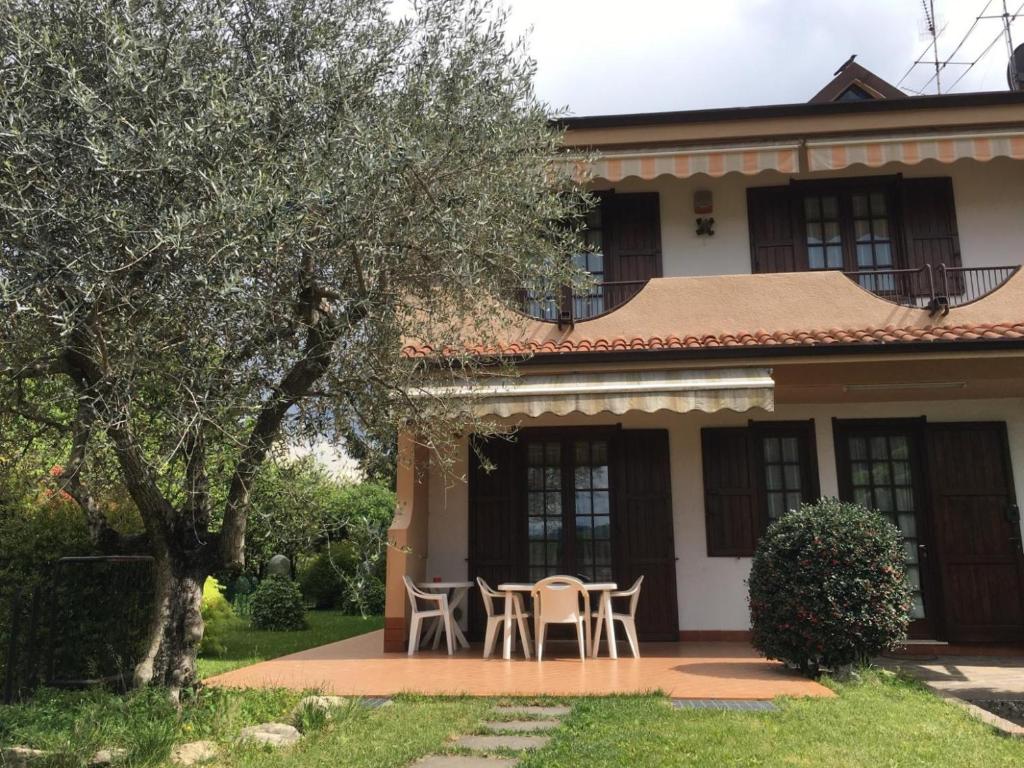 una casa con mesa y sillas en el patio en Villa Luisa, en Gorle