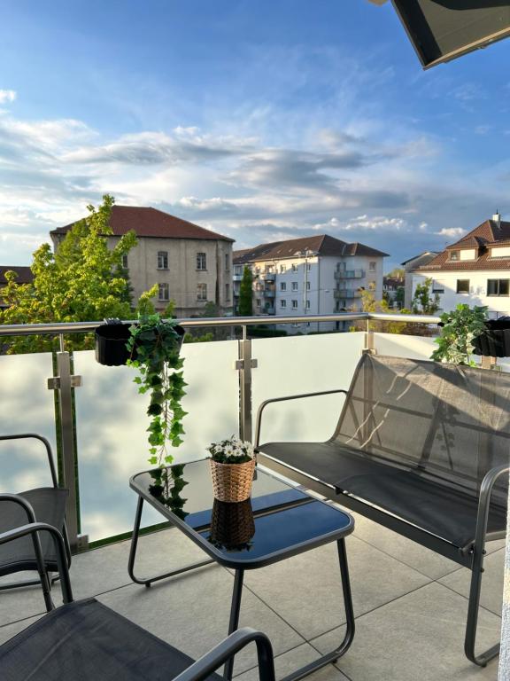 a patio with a table and chairs on a balcony at Elegantes 2 Zimmer Apartment Top Lage in Bruchsal