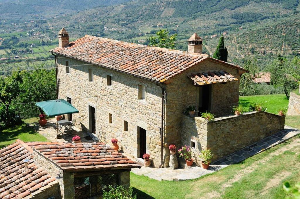 una piccola casa in pietra con tetto di Casa Maria Nuova a Cortona