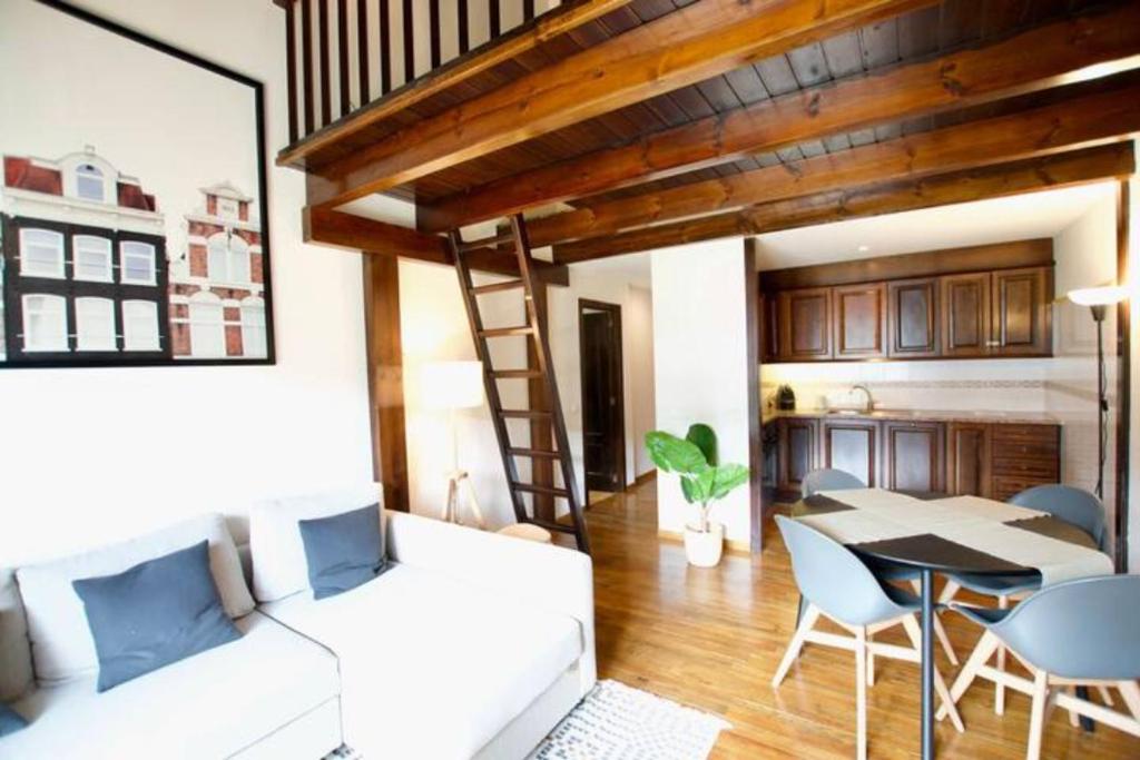Posedenie v ubytovaní Apartament els Pins