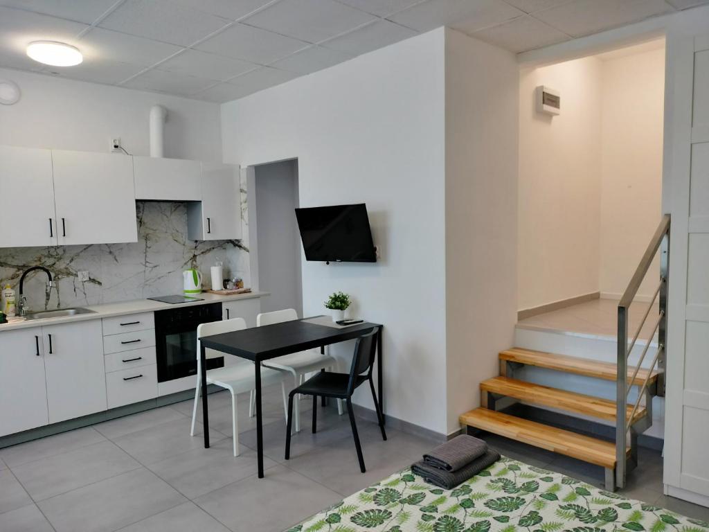 Kuchyňa alebo kuchynka v ubytovaní Apartamenty Częstochowa