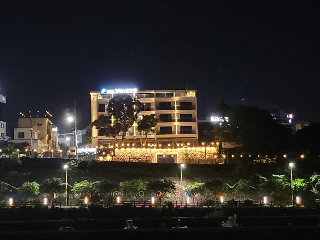 ソギポにある천지연크리스탈 하버39호텔の夜間の灯りの建物