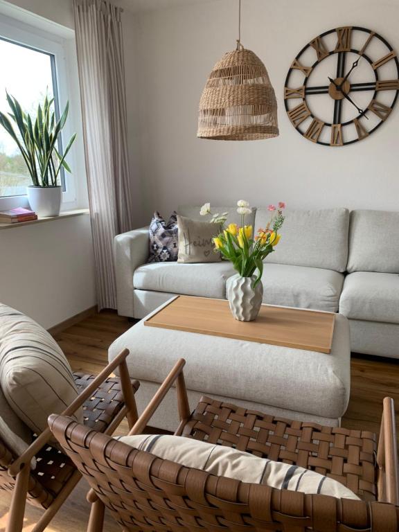 uma sala de estar com um sofá e uma mesa de centro em Stilvolles Ferienapartment am Thermalbad mit Blick in die Natur em Bad Saulgau