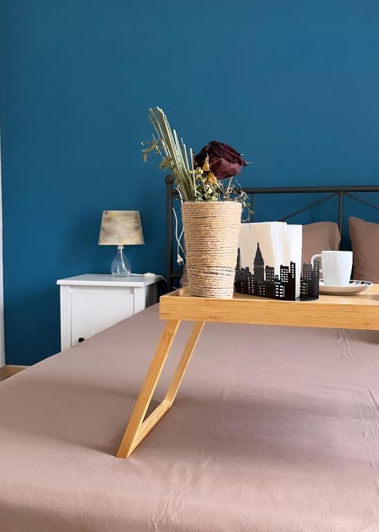 a table with a plant on top of a bed at ValeHouse in Fiumicino