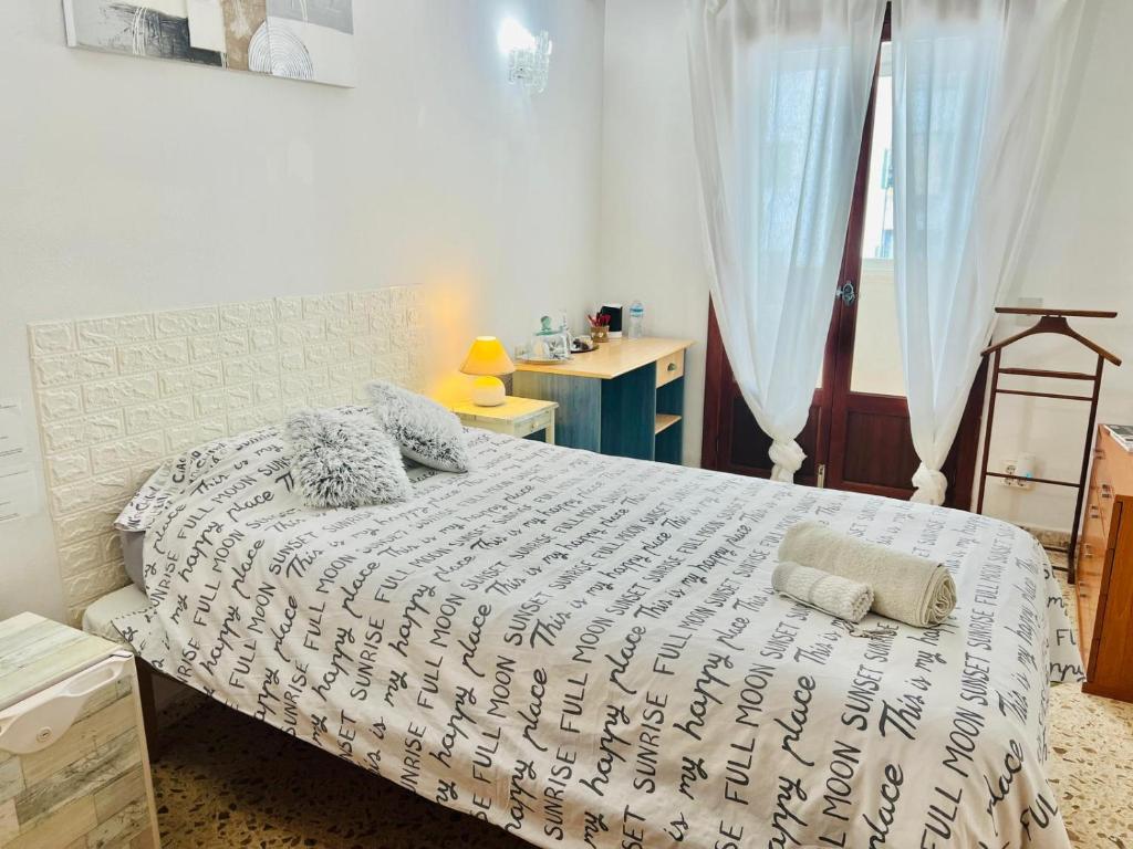 1 dormitorio con 1 cama con edredón blanco en Habitacion LUMINOSA en Palma para una sola persona en casa familiar, en Palma de Mallorca