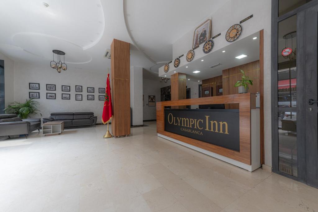 een lege lobby met toegang tot een kantoor bij Olympic Inn Casablanca in Casablanca