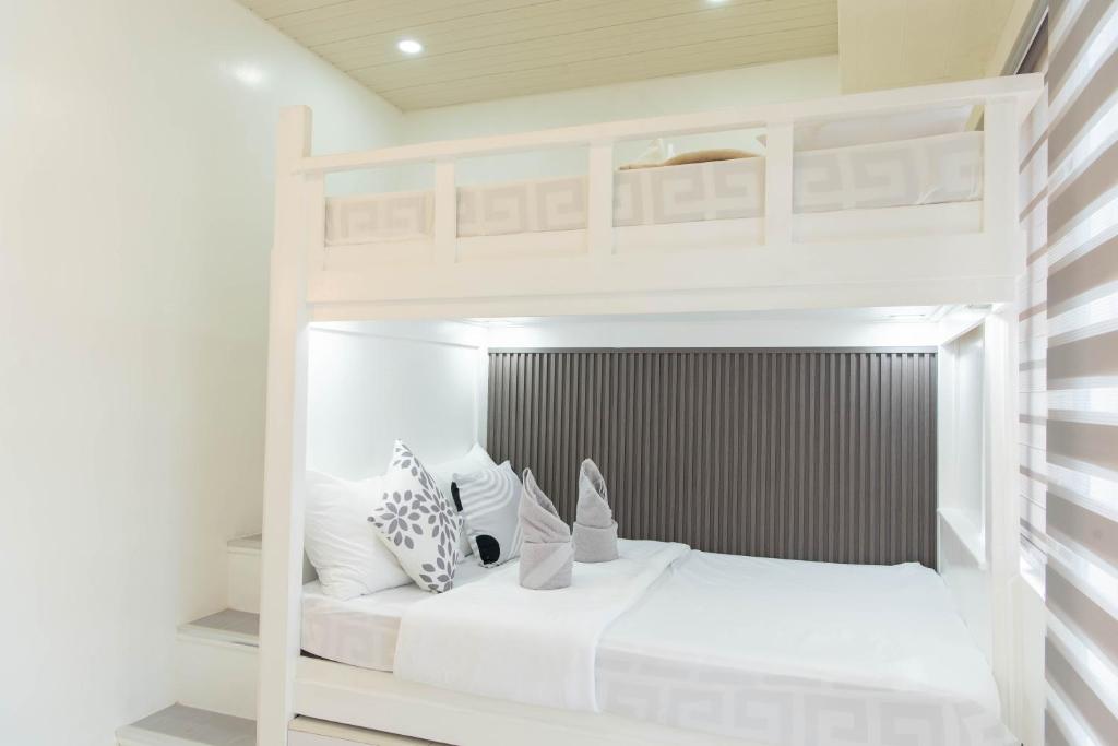 Ένα ή περισσότερα κρεβάτια σε δωμάτιο στο Nana's Place - Brenthill Baguio