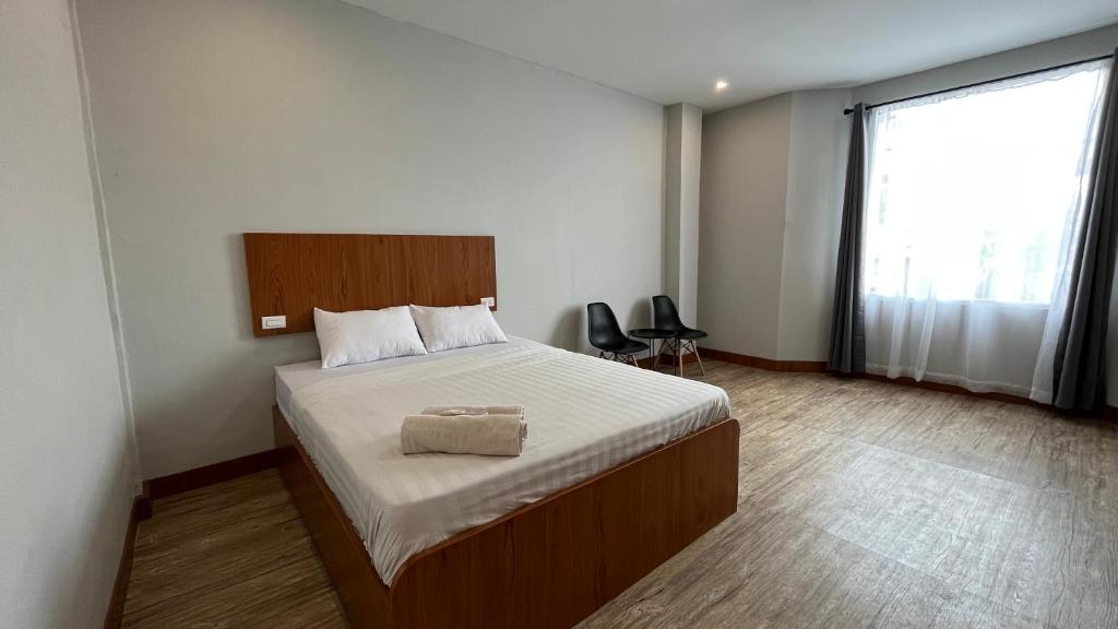 een slaapkamer met een bed en een groot raam bij RedDoorz Premium at Jalan Diponegoro Lampung in Bandar Lampung