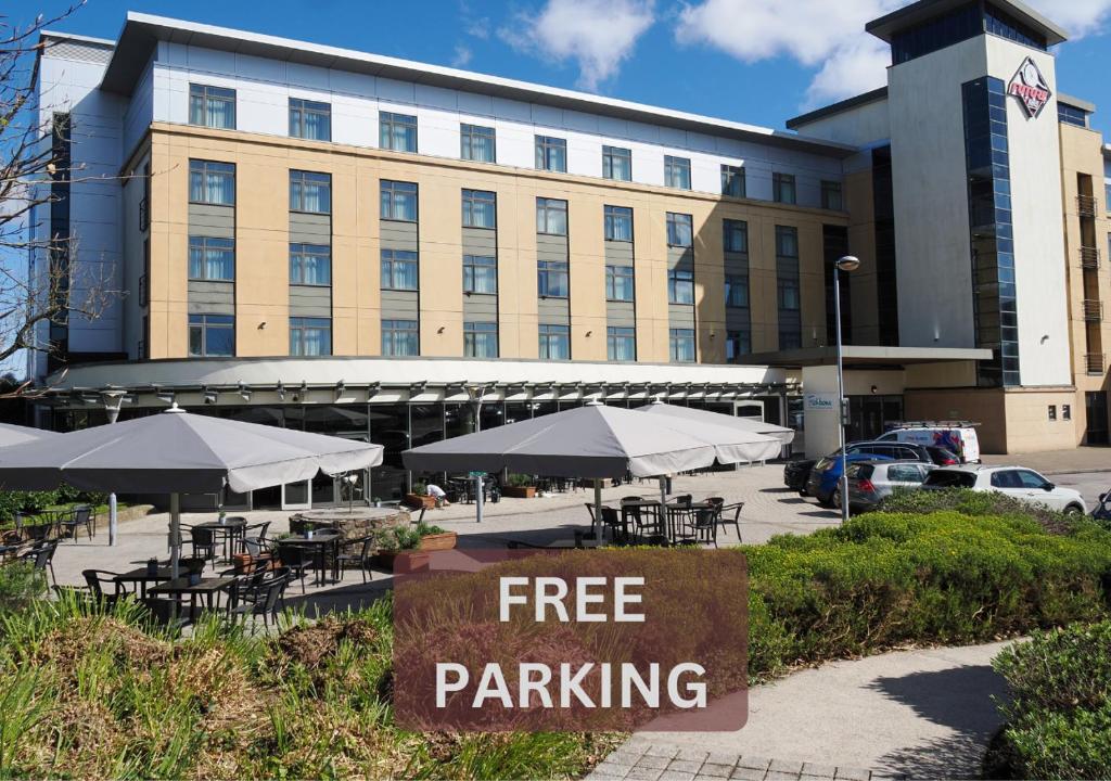 een gratis parkeerbord voor een gebouw bij Future Inn Plymouth in Plymouth