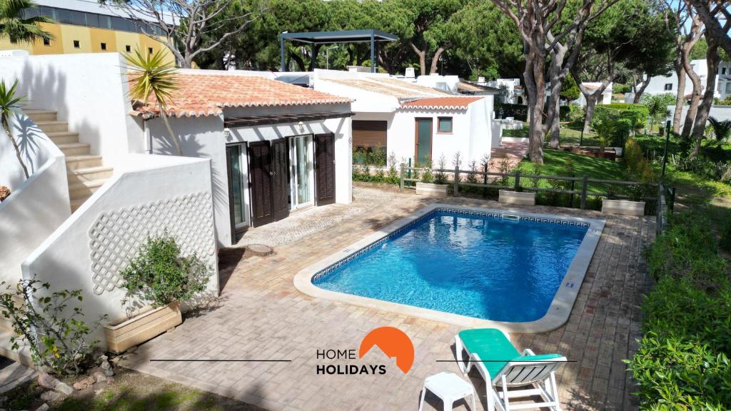 a swimming pool in the backyard of a house at #214 Vivenda 3 Quartos by Home Holidays in Branqueira