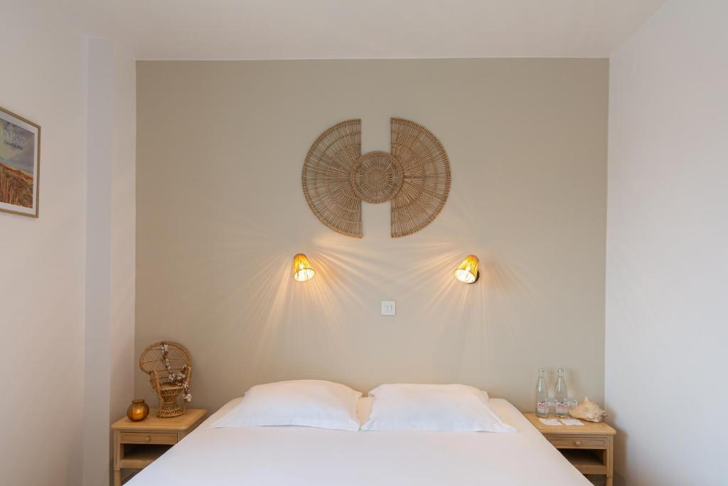 Postel nebo postele na pokoji v ubytování Hôtel De La Plage