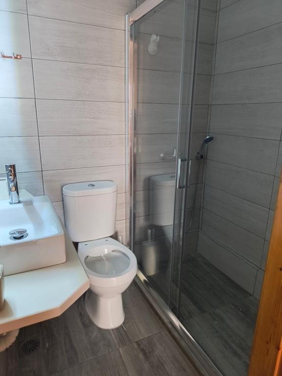 Koupelna v ubytování Kostas Christos Rooms