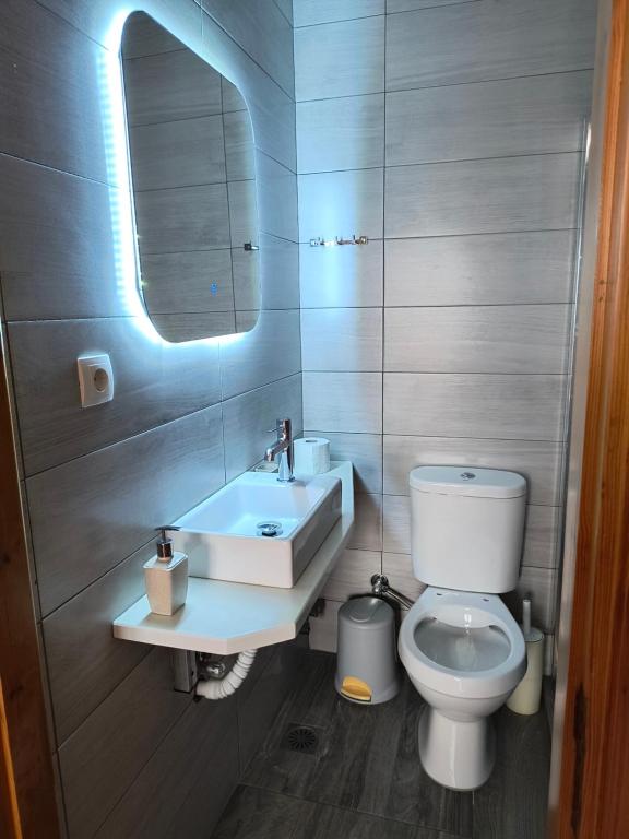Koupelna v ubytování Kostas Christos Rooms