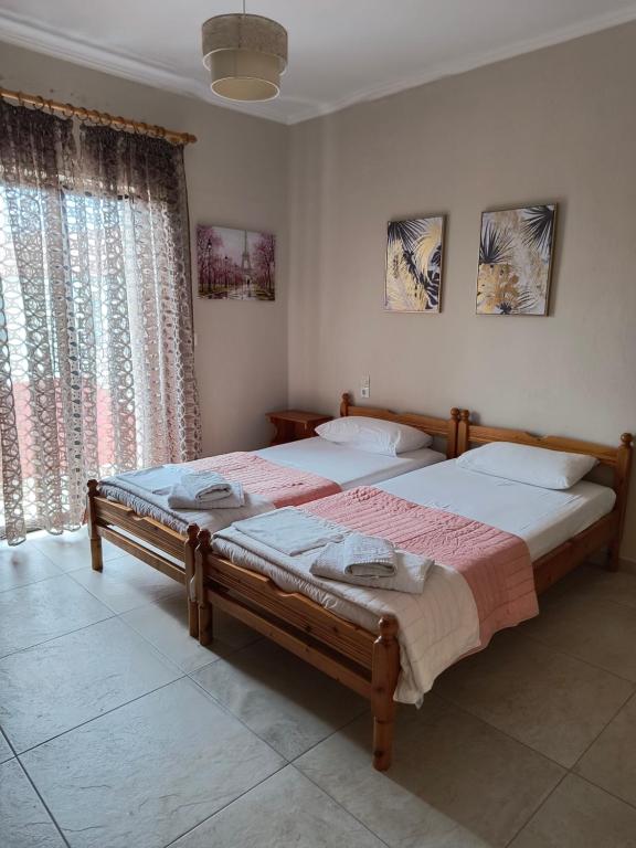 Postel nebo postele na pokoji v ubytování Kostas Christos Rooms