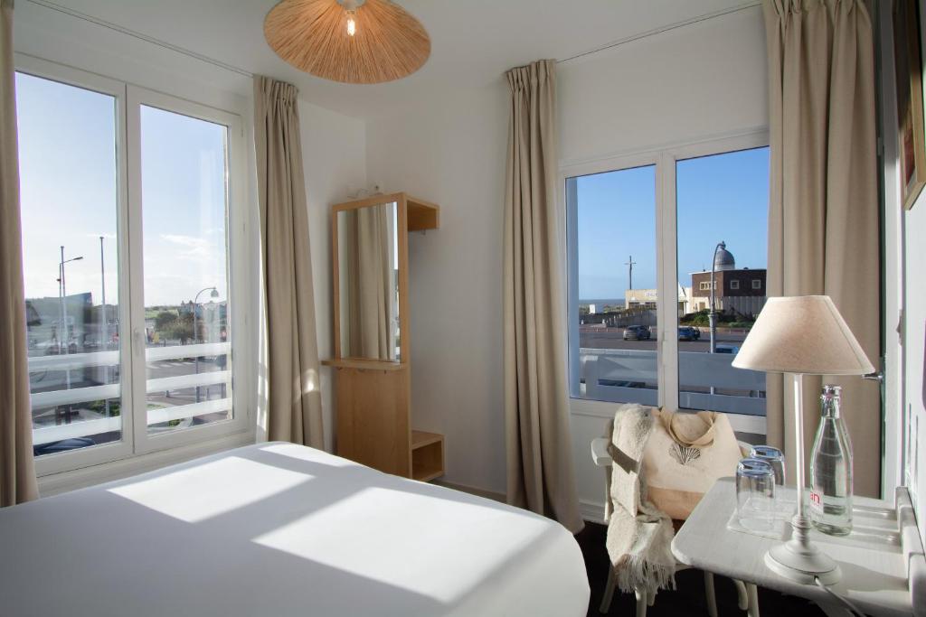 Postel nebo postele na pokoji v ubytování Hôtel De La Plage