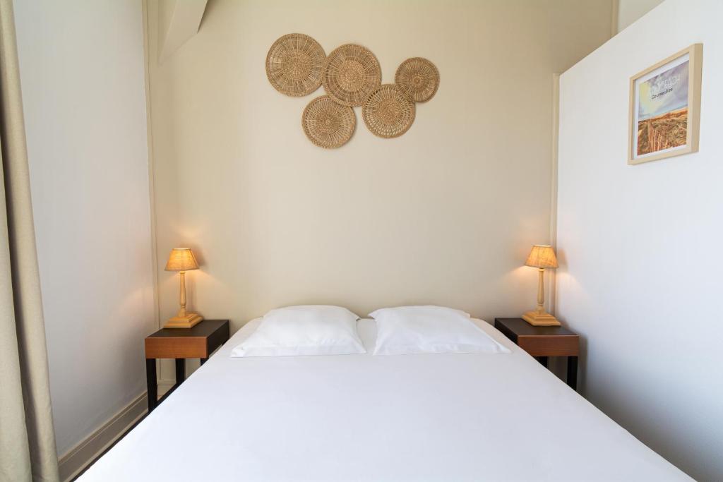 Postel nebo postele na pokoji v ubytování Hôtel De La Plage