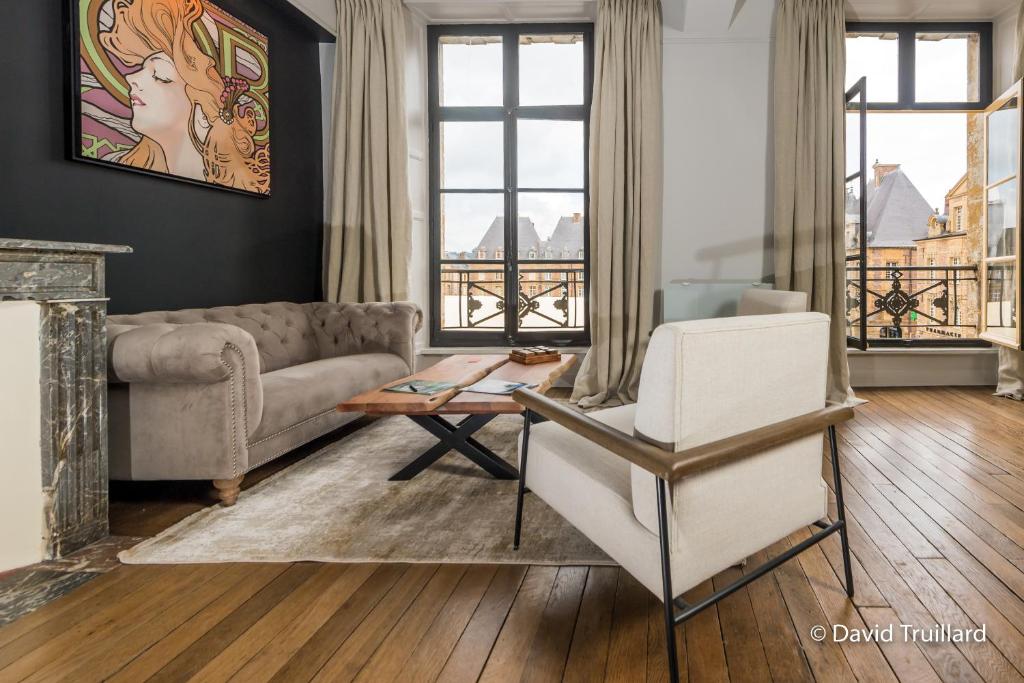 Χώρος καθιστικού στο Suites MANA - Cupidon avec superbe vue Place Ducale Parking inclus