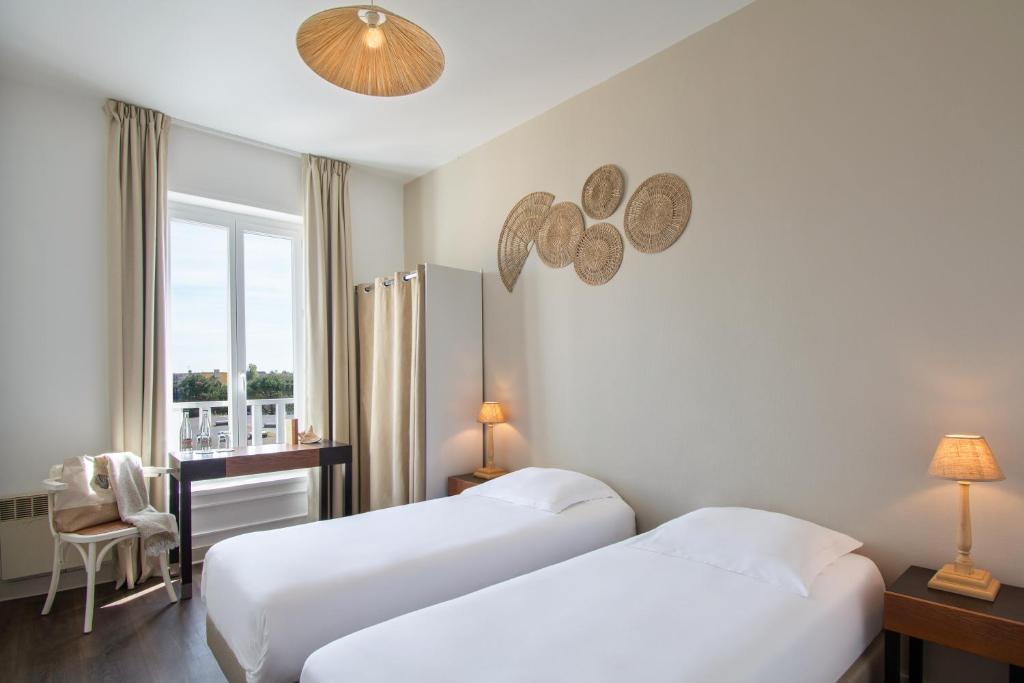 Postel nebo postele na pokoji v ubytování Hôtel De La Plage